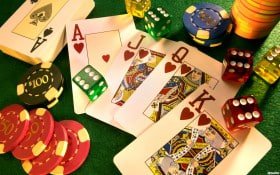 Tampilan layar Starburst dengan lima gulungan, simbol-simbol berwarna cerah, dan tombol kontrol taruhan